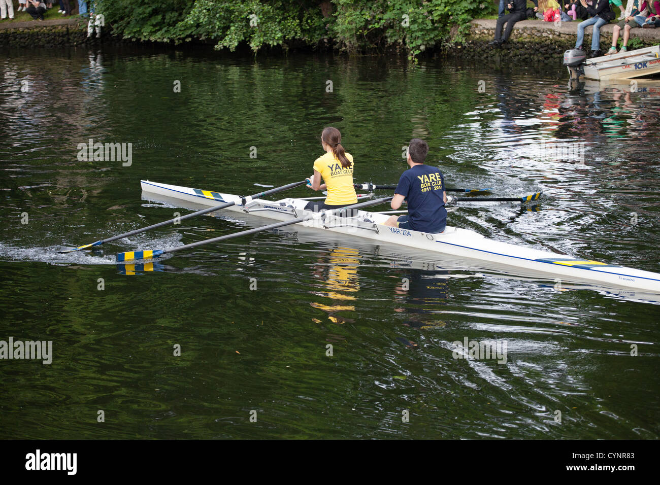 Norwich Rowing Club come parte della Torcia Olimpica che è andato in tutto il Regno Unito nel 2012 Foto Stock