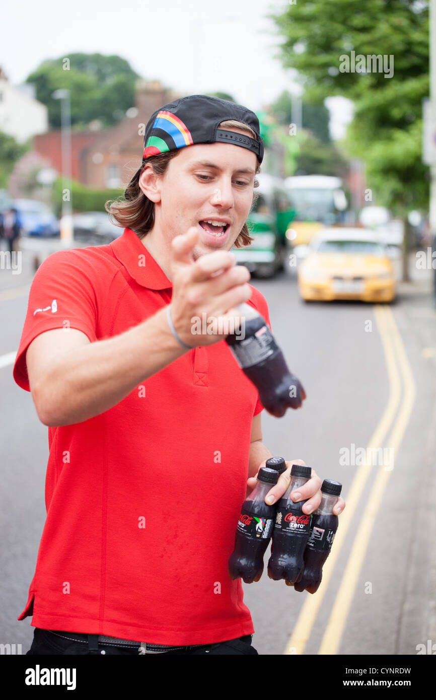 L'uomo distribuendo Coke Zero come parte della Torcia Olimpica rade che è andato in tutto il Regno Unito nel 2012 Foto Stock
