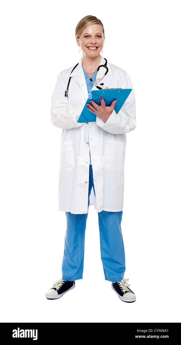 A piena lunghezza ritratto femminile di medico iscritto prescrizione. Vestito in uniforme corretta Foto Stock