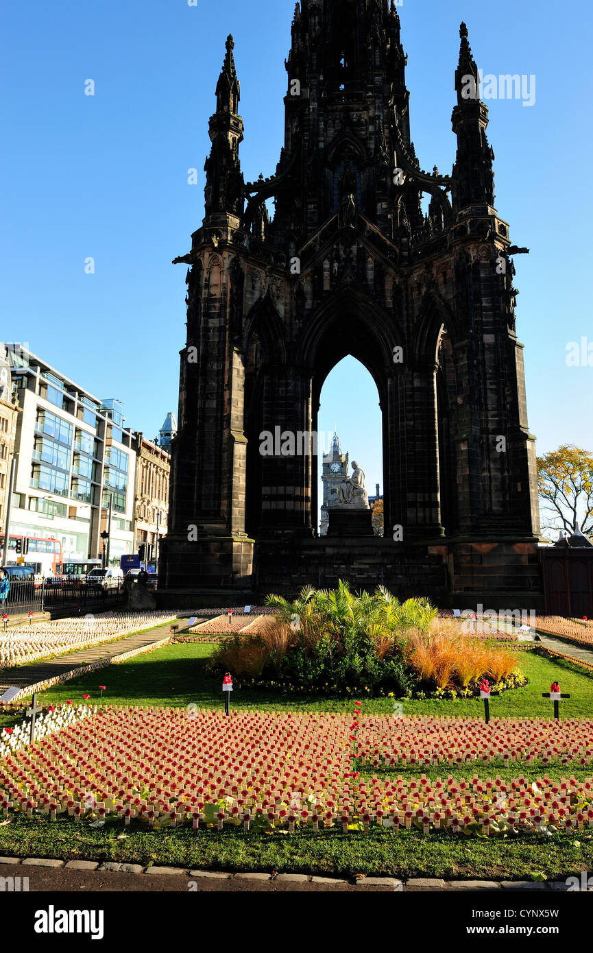 8 Nov 2012, Edimburgo, Scozia - il Giardino della Rimembranza accanto al Monumento di Scott in Princes Street Gardens marking questo anno di appello di papavero Foto Stock