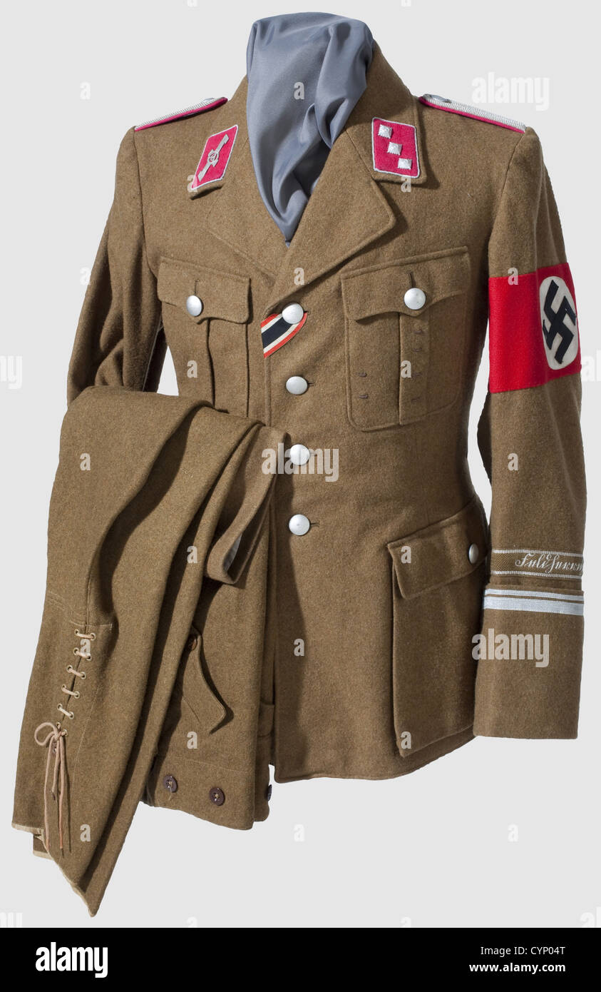 Uniforme di un Untersturmführer nella tasca interna 'Feldherrnhalle' standard, giacca di lana marrone con bottoni d'argento, rivestimento in seta marrone con etichetta RZM 'sa-Dienstrock' e dimensioni stampigliate '48'. Colletto rosso Crimson con bordatura in argento intrecciato, sul lato destro applicato argento 'Opfer Rune', cucito in argento con spalline Ricamo violoncello e liner rosso cremisi.tessuto, manica marrone (il cosiddetto 'BeVo Ausführung') con bordo in argento-grigio violoncello e iscrizione in Sütterlin script 'Feldherrnhalle', i polsini con 4 e, diritti aggiuntivi-clearences-non disponibile Foto Stock