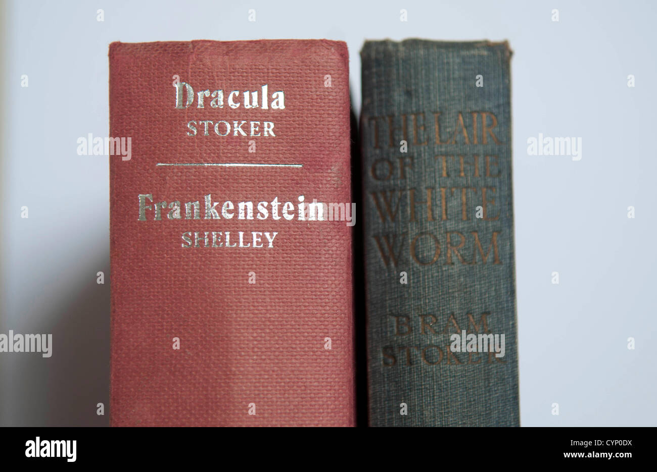 Bram Stoker libri - UK - 8 Novembre 2012 : La Tana del verme bianco libro del celebre romanziere Bram Stoker su quello che sarebbe stato il suo 165compleanno oggi. Il libro raro è raffigurato accanto a un libro dal 1973 che contiene Dracula da Stoker e Frankenstein di Mary Shelley. Foto Stock