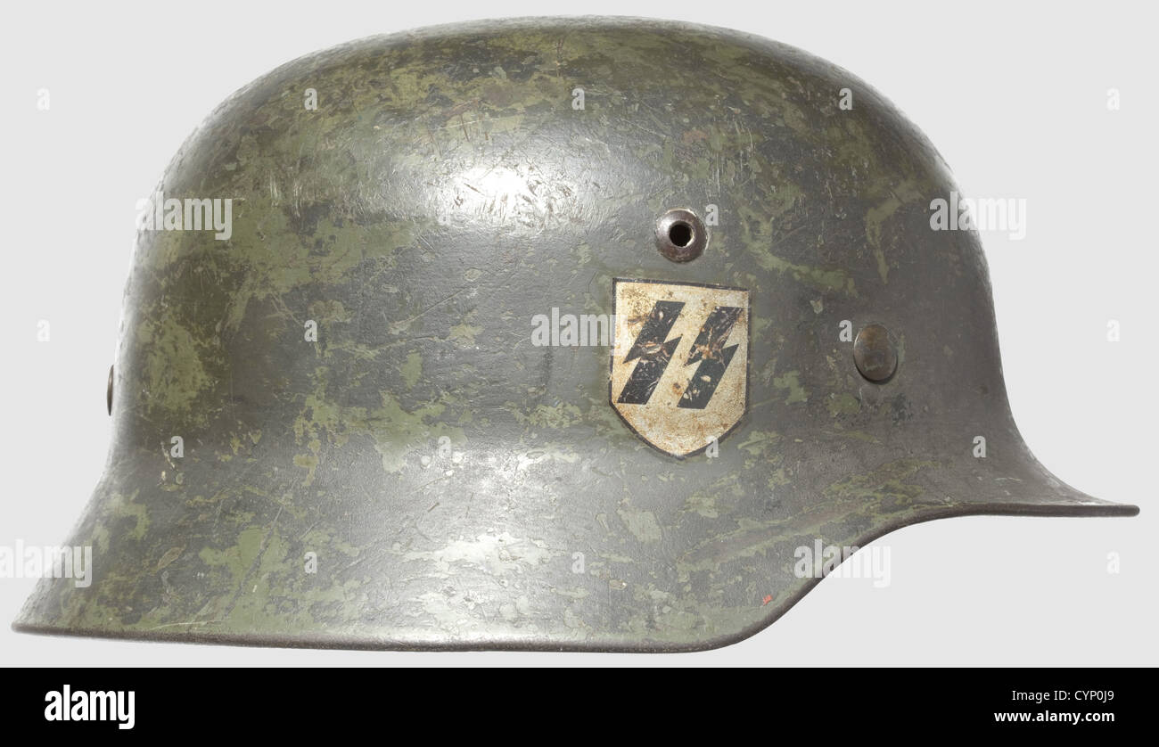 Un casco in acciaio modello 36 con emblema singolo, corpo laccato verde mela con aperture di sfiato rivettate, stampigliato 'Q64' e '2820', accessori interni modello 31 (anello in alluminio riparato). La vernice grigio del campo di Wartime è intatta al 50%, scudo di swastika rimosso, scudo di rune oltre il 85% intatto. Segni evidenti di utilizzo,storico,storico,anni trenta,anni trenta,XX secolo,Waffen-SS,divisione armata delle SS,servizio armato,servizi armati,NS,nazionalsocialismo,nazismo,terzo Reich,Germania,militare,utensil,attrezzatura,utensili,oggetto,oggetto,diritti aggiuntivi-clearences-non disponibili Foto Stock