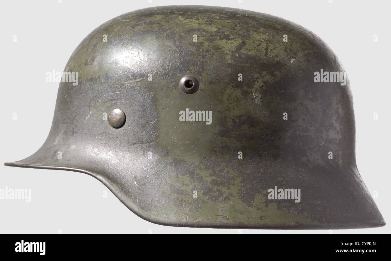 Un casco in acciaio modello 36 con emblema singolo, corpo laccato verde mela con aperture di sfiato rivettate, stampigliato 'Q64' e '2820', accessori interni modello 31 (anello in alluminio riparato). La vernice grigio del campo di Wartime è intatta al 50%, scudo di swastika rimosso, scudo di rune oltre il 85% intatto. Segni evidenti di utilizzo,storico,storico,anni trenta,anni trenta,XX secolo,Waffen-SS,divisione armata delle SS,servizio armato,servizi armati,NS,nazionalsocialismo,nazismo,terzo Reich,Germania,militare,utensil,attrezzatura,utensili,oggetto,oggetto,diritti aggiuntivi-clearences-non disponibili Foto Stock