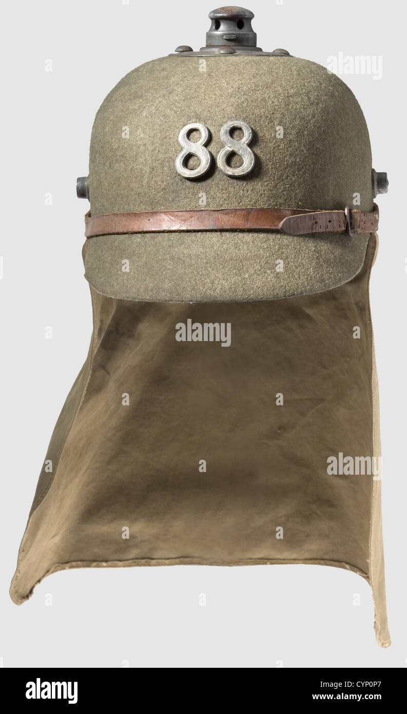 Un casco sostitutivo modello 1915, come indossato in Macedonia 1915 - 1917. Realizzato in feltro grigio/verde oliva pressato, 1891 bottoni e accessori in ferro, numero di serie '88' verniciato in grigio sul davanti. Rivestimento in pelle danneggiato, paralume da collo in tessuto di cotone oliva-beige, cinturino in pelle. Un casco molto raro, indossato senza scarafaggi e punte. Cf J. Kraus,Die feldgraue Uniformierung,Vol 1,p. 108,storico,storico,1910,XX secolo,prima guerra mondiale / prima guerra mondiale,guerra mondiale,guerre mondiali,militare,militaria,clipping,cut-out,cut-outs,oggetto,oggetti,still,diritti aggiuntivi-clearences-non disponibile Foto Stock
