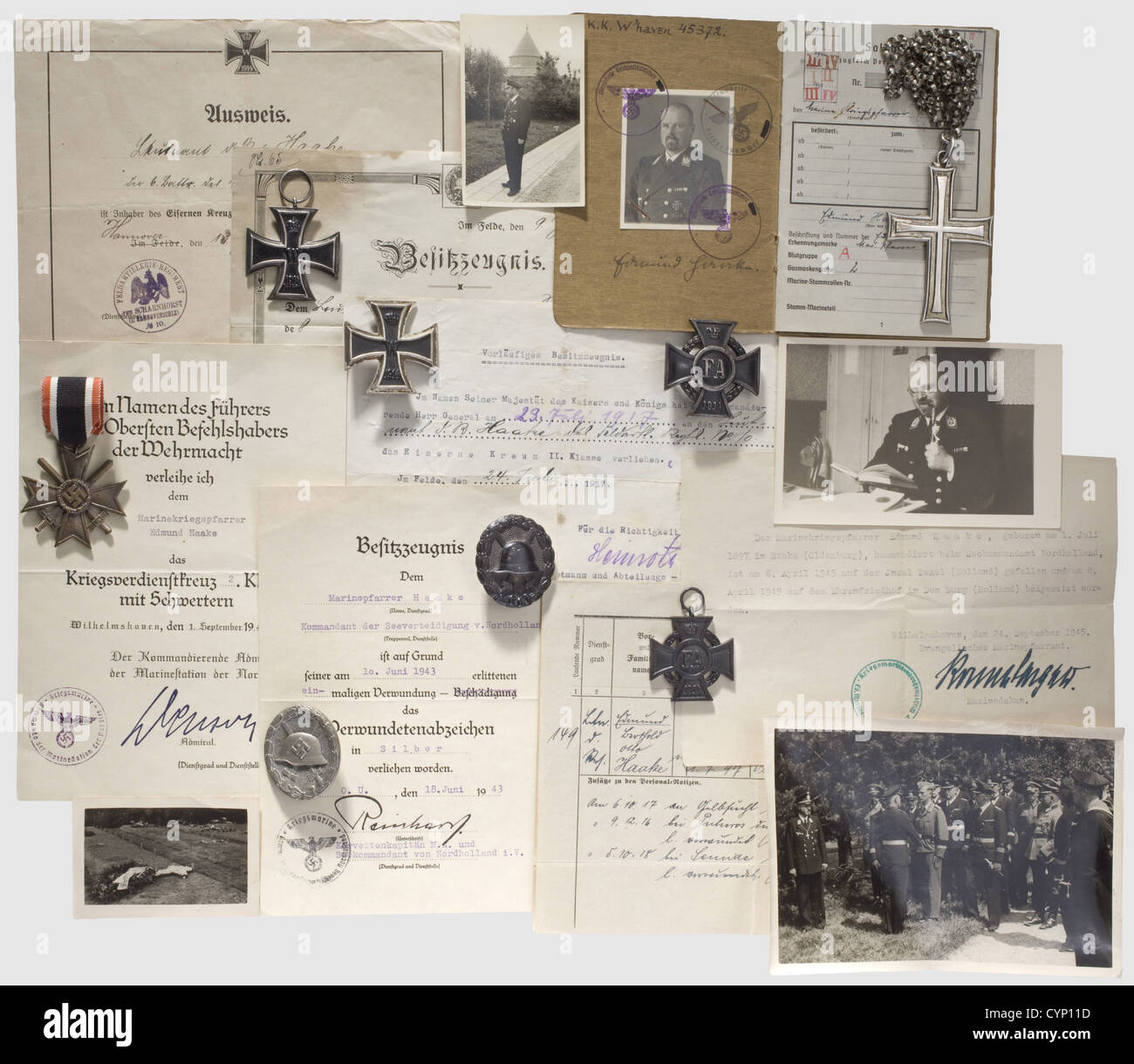 Navy Pastor Haake - certificati di premio, documenti e decorazioni, documento di premio come Leutnant con FAR 10 per Iron Cross 2a Classe del 1914 datato 24 luglio 1917, e per la prima Classe datata 13 gennaio 1919, Wound Badge in Black datato 9 luglio 1918, incluso è un estratto di un documento di classifica ufficiale di guerra Per la seconda Classe di Croce di merito di Guerra con spade come pastore della Marina a Wilhelmshaven datato 1 settembre 1942 e per la ferita Badge in Argento datato 18 giugno 1943 con il comando di Difesa Navale North Holland.also, una lettera di trasferimento come min evangelico, Additional-Rights-Clearences-non disponibile Foto Stock