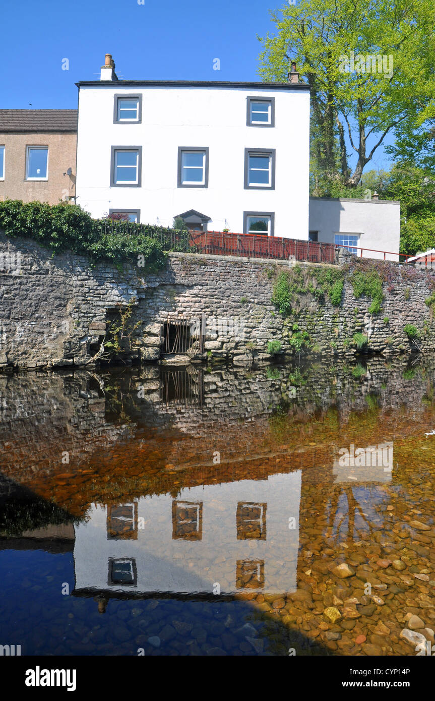 La riflessione di una casa nel fiume Ribble vicino al centro della città. Foto Stock
