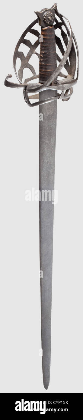 Una schiavona veneziana, 17 ° secolo. Lama a doppio bordo a sezione lenticolare, un marchio ORB e un segno di riferimento stag su entrambi i lati che trattengono i residui di inserto in ottone. Caratteristico cestello in ferro con anello ad alette e pompel in ottone. Pomo e arco a snodo collegati da filo (realizzato durante il periodo di utilizzo),rivestimento in pelle. Parti di ferro con qualche patina e un po 'di vaiolatura. Lunghezza 94 cm, storico, storico, 17 ° secolo, spada, spade, armi, armi, arma, braccio, dispositivo di combattimento, militare, militaria, oggetto, oggetti, fermi, clippings, taglio, taglio, ulteriori-diritti-clearences-non disponibile Foto Stock
