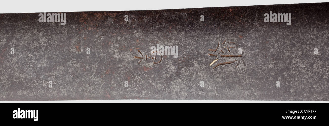 Una schiavona veneziana, 17 ° secolo. Lama a doppio bordo a sezione lenticolare, un marchio ORB e un segno di riferimento stag su entrambi i lati che trattengono i residui di inserto in ottone. Caratteristico cestello in ferro con anello ad alette e pompel in ottone. Pomo e arco a snodo collegati da filo (realizzato durante il periodo di utilizzo),rivestimento in pelle. Parti di ferro con qualche patina e un po 'di vaiolatura. Lunghezza 94 cm, storico, storico, 17 ° secolo, spada, spade, armi, armi, arma, braccio, dispositivo di combattimento, militare, militaria, oggetto, oggetti, fermi, clippings, taglio, taglio, ulteriori-diritti-clearences-non disponibile Foto Stock