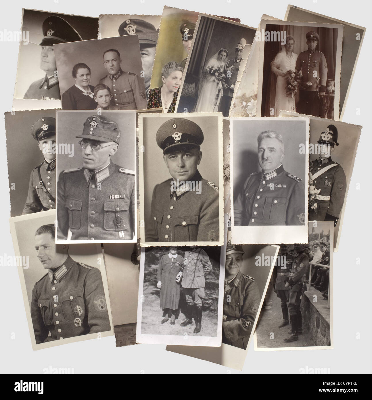 Una collezione di ca. 200 fotografie con temi di polizia, in varie dimensioni, tra cui numerosi ritratti, uniformi sfilate con cintura bianca, bandolieri e shakos, polizia stradale in giacche bianche uniforme, gendarmerie alpine, titoli di polsino 'Morisierte Gendarmerie' e 'Deutsche Wehrmacht', armi assortite, decorazioni e copricapo, aquile maniche con varie designazioni distrettuali, ufficiali SS e vigili di difesa con controllo in elenco di polizia, membri della polizia, polizia di polizia, polizia di polizia di polizia di polizia, polizia di polizia di polizia di polizia con vigili del fuoco, polizia e vig Il russo 'schuma', un'unità croata che indossa fezzes ecc., diritti aggiuntivi-clearences-non disponibile Foto Stock