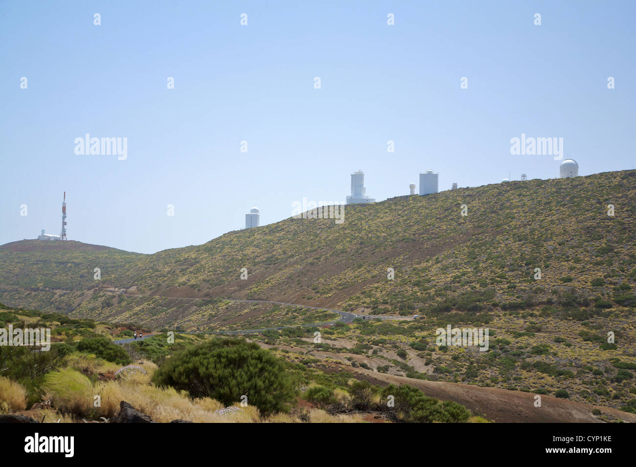 Astrofisica di edifici bianchi su una montagna verde Foto Stock