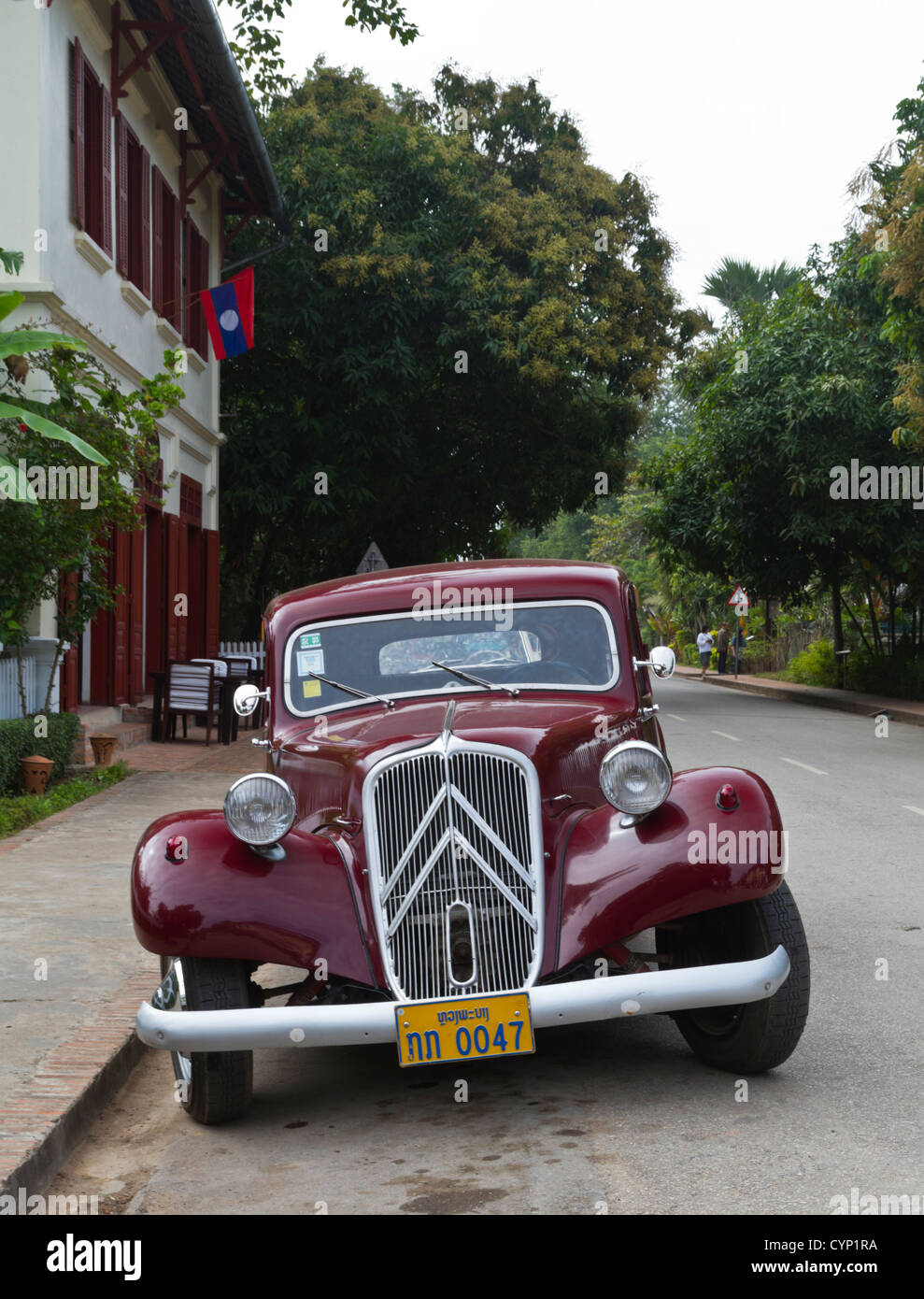 Classic Citroen Avant trazione auto a Luang Prabang, Laos. Un promemoria di colonialismo francese. Foto Stock