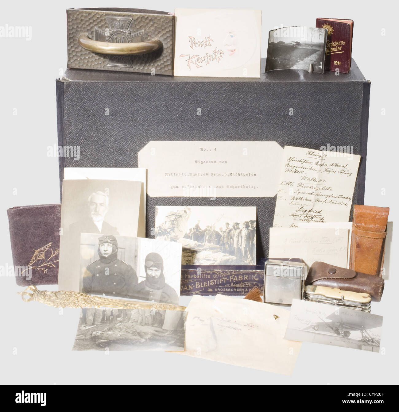 Manfred Freiherr von Richthofen, il pilota più vittorioso della prima guerra mondiale e cavaliere del pour le mérite Order.Writing set and utensili.Patriotic ink blotter in ottone con Iron Cross 1914 goffrata, sormontato da un cifrario 'W' coronato in corona d'alloro, la carta blotting con resti riconoscibili di scrittura (firma?) e inchiostro Stules.Pen holder and steel nass.Folding inchiostro brevetto bene per il servizio sul campo.Gold-placcato apriscatola con rilievo coronato di Kaiser Barbarossa.with aviazione immagini e cartoline(un aereo schiacciato, decollo, cr, Additional-Rights-Clearences-non disponibile Foto Stock