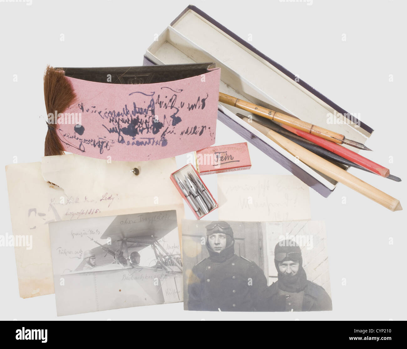 Manfred Freiherr von Richthofen, il pilota più vittorioso della prima guerra mondiale e cavaliere del pour le mérite Order.Writing set and utensili.Patriotic ink blotter in ottone con Iron Cross 1914 goffrata, sormontato da un cifrario 'W' coronato in corona d'alloro, la carta blotting con resti riconoscibili di scrittura (firma?) e inchiostro Stules.Pen holder and steel nass.Folding inchiostro brevetto bene per il servizio sul campo.Gold-placcato apriscatola con rilievo coronato di Kaiser Barbarossa.with aviazione immagini e cartoline(un aereo schiacciato, decollo, cr, Additional-Rights-Clearences-non disponibile Foto Stock