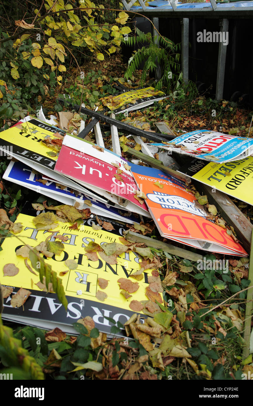 Agente immobiliare segni di proprietà oggetto di dumping a livello comunale area di riciclaggio, London, Regno Unito Foto Stock