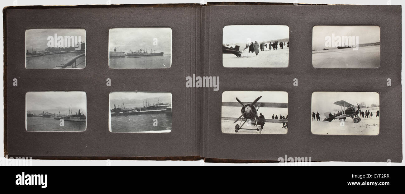 Hermann Göring - un piccolo album fotografico svedese 1919/20, più di 70 fotografie in ca. Formato 4.5 x 6.5 cm: Vista della città (Stoccolma?), Göring in un abito elegante, aereo da trasporto, Göring in un doppio-decker, Eric von Rosen(?)con automobile, immagini di una giovane donna (non Carin), corsa in slitta, vista sul porto, doppio-decker con identificazione 'D 350' ecc. il volume bordo con vista di un fiordo in toni rosso e verde. Raro,primo,materiale fotografico non pubblicato,storico,storico,1910,XX secolo,NS,nazionalsocialismo,nazismo,terzo Reich,tedesco,diritti aggiuntivi-clearences-non disponibile Foto Stock