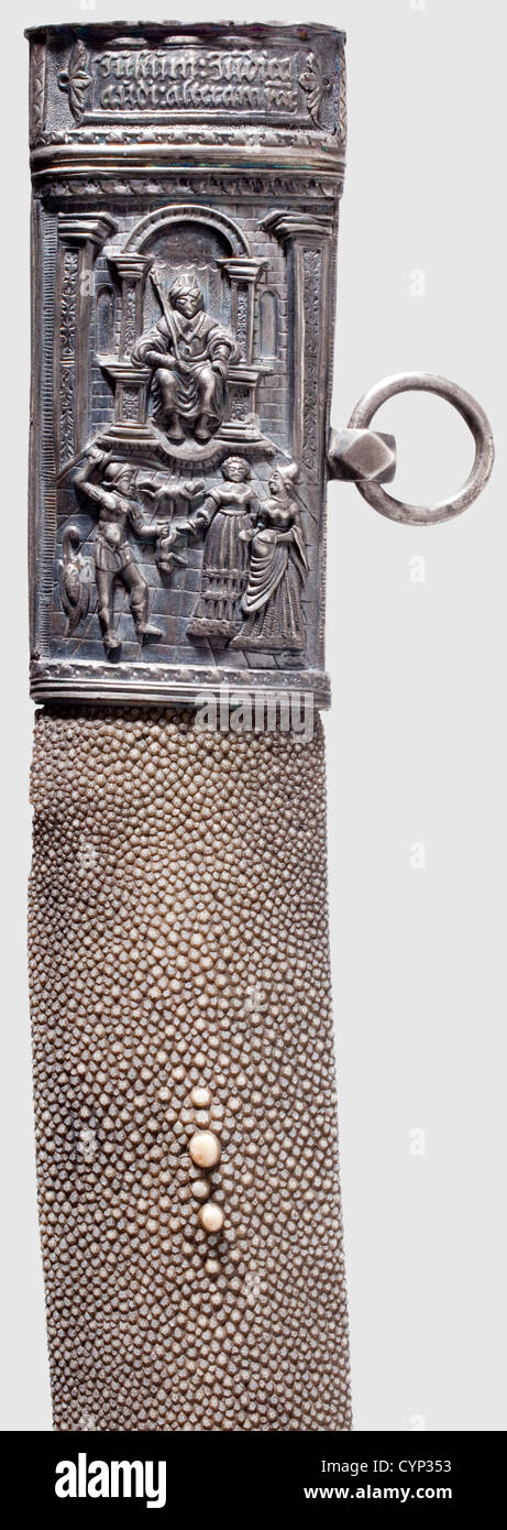 Una scabarda di sciabola con i supporti rinascimentali, 18 ° secolo, i supporti ca.1540.leggermente curvo scabbard di legno con splendidamente perled copri pelle di raggio. I supporti di argento con decorazione a bassorilievo ricco sul lato anteriore rivolto, il retro finemente inciso.la parte anteriore della scape raffigura l'idolatria di Salomon e Judith con la testa di Holofernes sotto, la parte posteriore Mostra laterale Bathsheba bagno con Samson che combatte il Leone sotto.la parte anteriore del locket con il Giudizio di Salomone e un aforismo latino sopra,la parte posteriore presenta un braccio finemente inciso circondato b,Additional-Rights-clearences-non disponibile Foto Stock