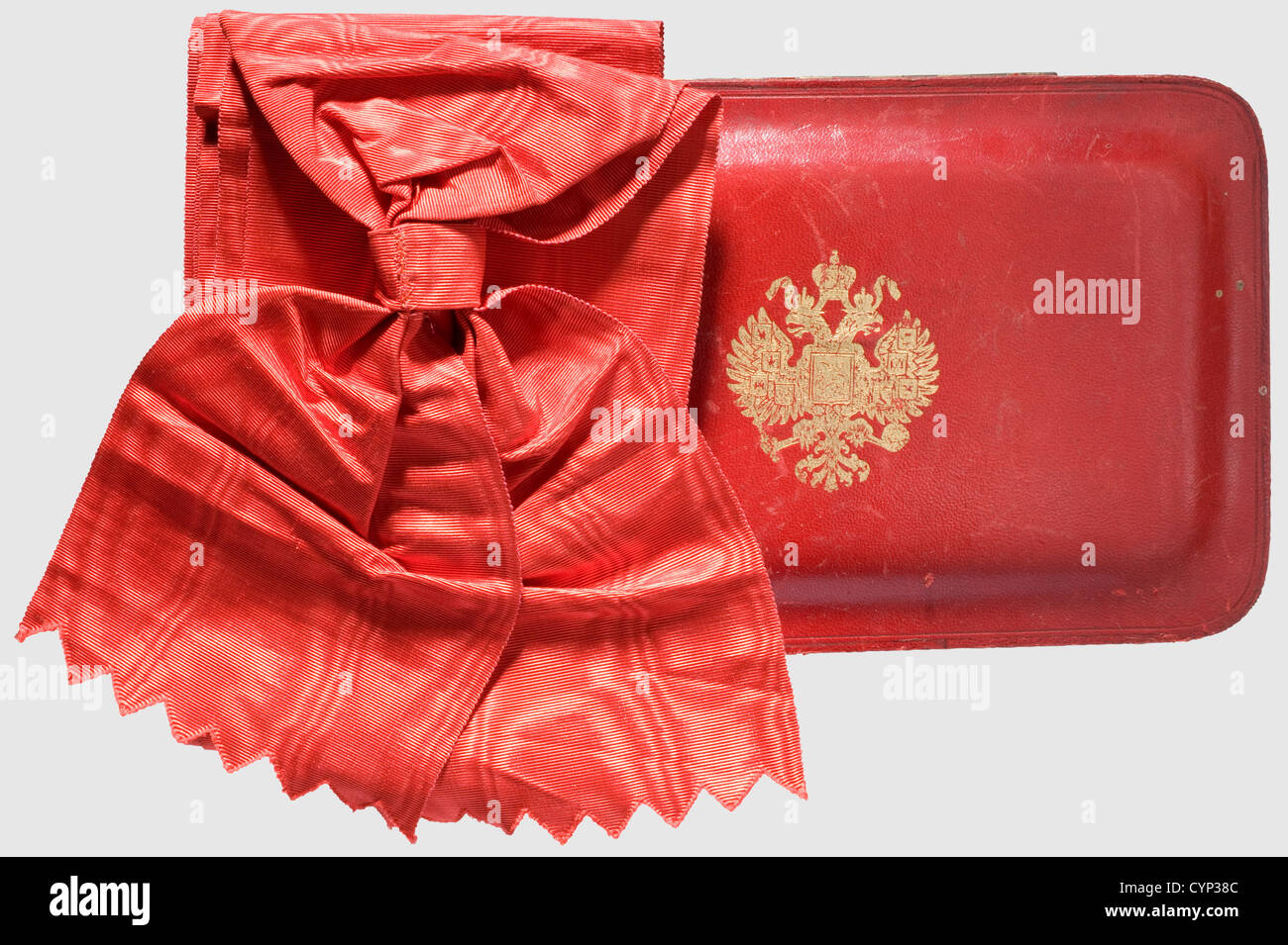 Un caso e un sash ad un ordine stabilito per l'ordine di San Alessandro Nevsky, regno di Tsar Nicholas II(1894 - 1917). Custodia rivestita in pelle rossa con rivestimento in seta bianca, manca l'inserto centrale, sulla copertina un'aquila russa a doppia testa con timbro dorato. Chiusura a pressione (pulsante mancante), in basso, un'etichetta apposta con la scritta tedesca "Brillanten zum Großkreuz des Russischen Alexander Nevsky=Ordens(1909)-(von der linken Schulter zur r. Hüfte)Inhalt: nur die Bänder Brillanten sind verwertet).» Dimensioni 21.5 x 13.8 x 6 cm, leggermente danneggiato. Incluso t,Additional-Rights-Clearences-non disponibile Foto Stock
