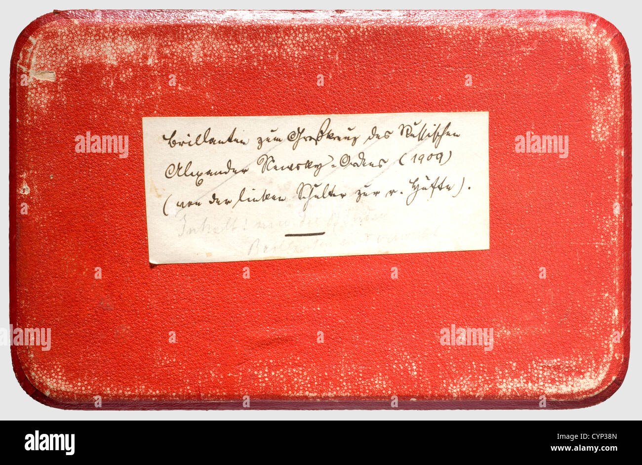 Un caso e un sash ad un ordine stabilito per l'ordine di San Alessandro Nevsky, regno di Tsar Nicholas II(1894 - 1917). Custodia rivestita in pelle rossa con rivestimento in seta bianca, manca l'inserto centrale, sulla copertina un'aquila russa a doppia testa con timbro dorato. Chiusura a pressione (pulsante mancante), in basso, un'etichetta apposta con la scritta tedesca "Brillanten zum Großkreuz des Russischen Alexander Nevsky=Ordens(1909)-(von der linken Schulter zur r. Hüfte)Inhalt: nur die Bänder Brillanten sind verwertet).» Dimensioni 21.5 x 13.8 x 6 cm, leggermente danneggiato. Incluso t,Additional-Rights-Clearences-non disponibile Foto Stock