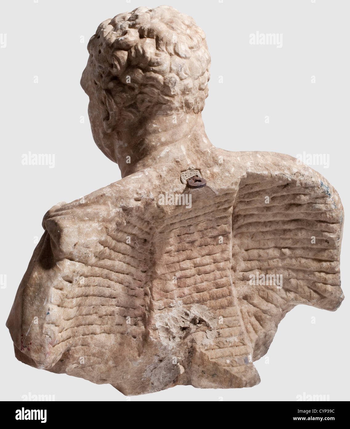 Un grande busto di marmo di Aulus Vitellius, di stile romano, periodo barocco.ritratto nella tipica postura sinistra della testa, con armatura in scala e gettato sopra mantello.il lato destro della faccia distrutta.altezza 78 cm,larghezza 78 cm.Aulus Vitellius fu incoronato imperatore romano nell'aprile 69 A.D, il cosiddetto anno dei quattro Imperatori, il 20 dicembre di quell'anno fu già esposto pubblicamente sulle scale gemoniane da Marcus Antonius Primus, che lo fece torturare a morte, trascinato per Roma su un gancio e gettato nel Tevere. Il biografo Sueton, diritti aggiuntivi-clearences-non disponibile Foto Stock
