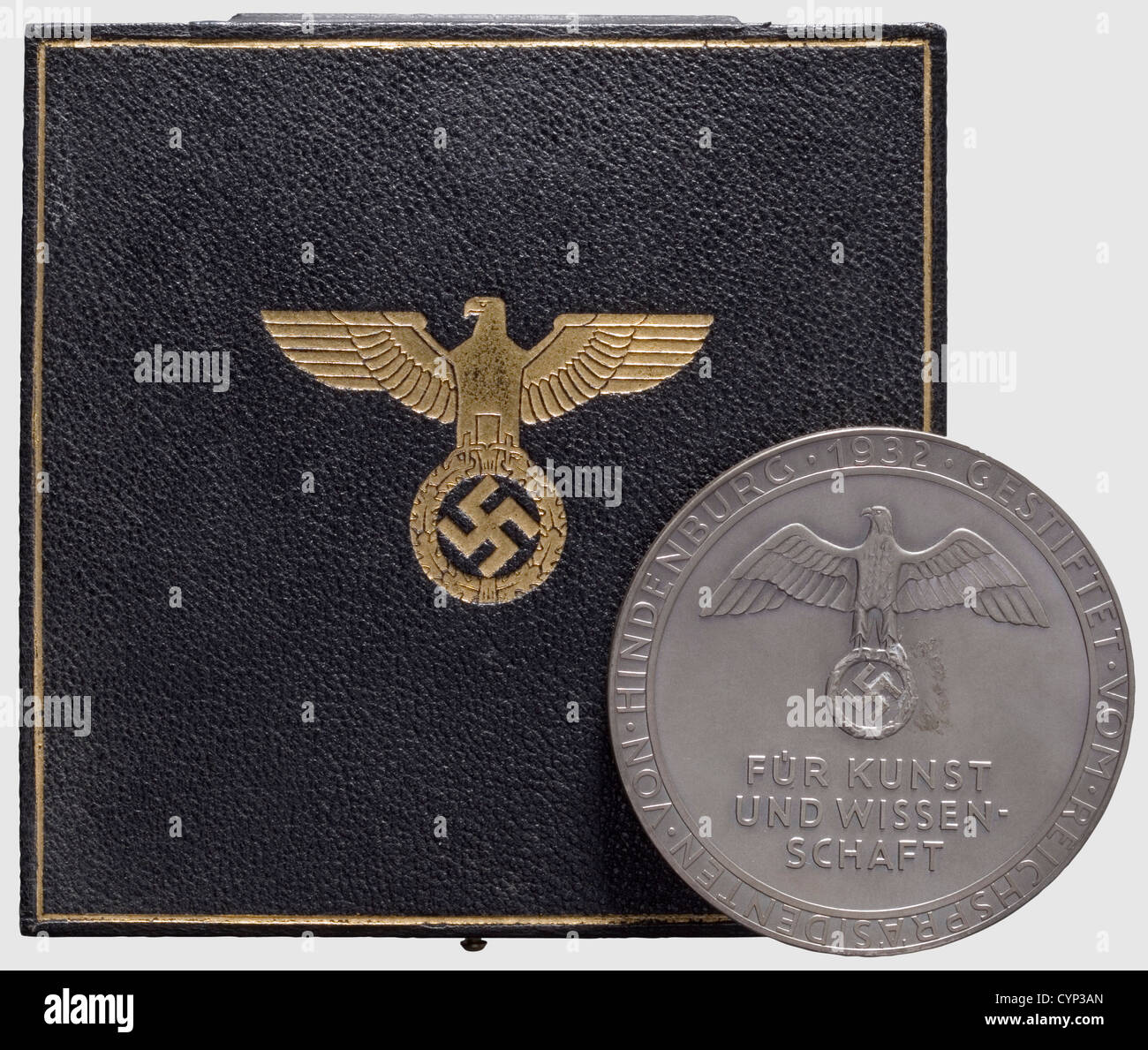 Prof. Franz Hamburger (1874 - 1954)- Medaglia Goethe per l'Arte e la Scienza, secondo modello. Argento patinato, non indossabile. Obverse Goethe in profilo, firmato 'Hanisch c. 39' al collo per Hanisch-Concée, iscrizione inversa 'für Kunst und Wissenschaft' con aquila nazionale e la circumscription 'Gestet vom Reichspräsidenten von Hindenburg 1932'. Nome assegnato 'Franz Hamburger', marchio di finezza '835' con mezzaluna e 'PR.ST.M.B.' per la zecca di Stato Prussiana, Berlino sul bordo. Diametro 69.5 mm,peso 125 g. Nella sua custodia nera di presentazione del premio con nati dorati-timbrati,diritti-aggiuntivi-clearences-non disponibile Foto Stock