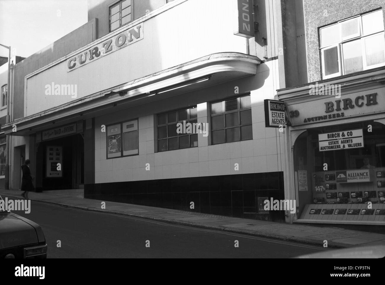 Il Curzon cinema in Norman Road, Hastings mostra Raid on Entebbe, l'ultimo film era di mostrare prima della chiusura nel 1977. Foto Stock
