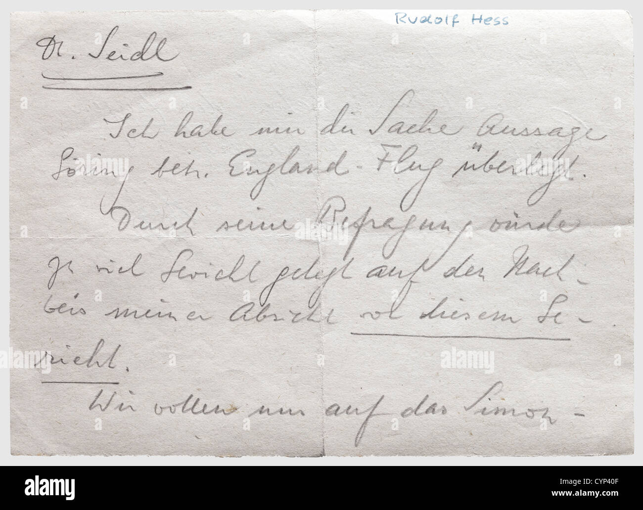 Rudolf Heß - una nota a matita scritta a mano dai processi di Norimberga, al suo avvocato Dr.Alfred Seidl, datato e firmato 'Heß 14.3.46'.'ho riflettuto su Göring facendo una dichiarazione sul volo per l'Inghilterra.se lui dovesse essere interrogato, troppo peso sarebbe dato alla prova della mia intenzione davanti a questo Court.Let Ci concentriamo sul protocollo Simon.vi chiedo quindi di non mettere in discussione testimone Göring.'(transl.)documento significativo.con tre firme di Ilse Heß 1958,1966,e 1982,tre da Wolf Rüdiger Heß 1994,una cartolina fotografica del Bergherberg ,diritti aggiuntivi-clearences-non disponibile Foto Stock