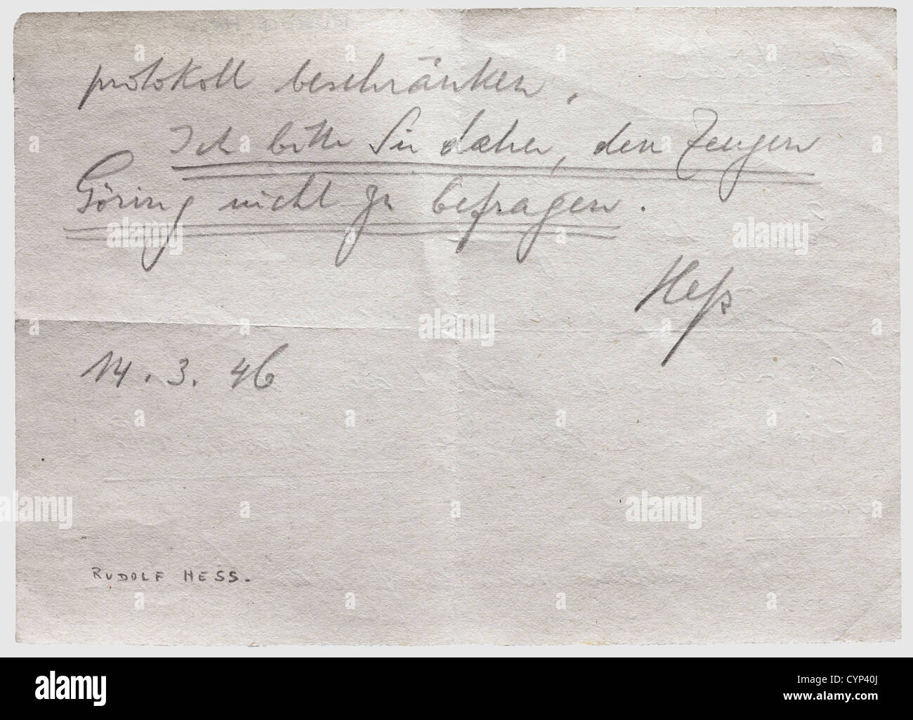 Rudolf Heß - una nota a matita scritta a mano dai processi di Norimberga, al suo avvocato Dr.Alfred Seidl, datato e firmato 'Heß 14.3.46'.'ho riflettuto su Göring facendo una dichiarazione sul volo per l'Inghilterra.se lui dovesse essere interrogato, troppo peso sarebbe dato alla prova della mia intenzione davanti a questo Court.Let Ci concentriamo sul protocollo Simon.vi chiedo quindi di non mettere in discussione testimone Göring.'(transl.)documento significativo.con tre firme di Ilse Heß 1958,1966,e 1982,tre da Wolf Rüdiger Heß 1994,una cartolina fotografica del Bergherberg ,diritti aggiuntivi-clearences-non disponibile Foto Stock