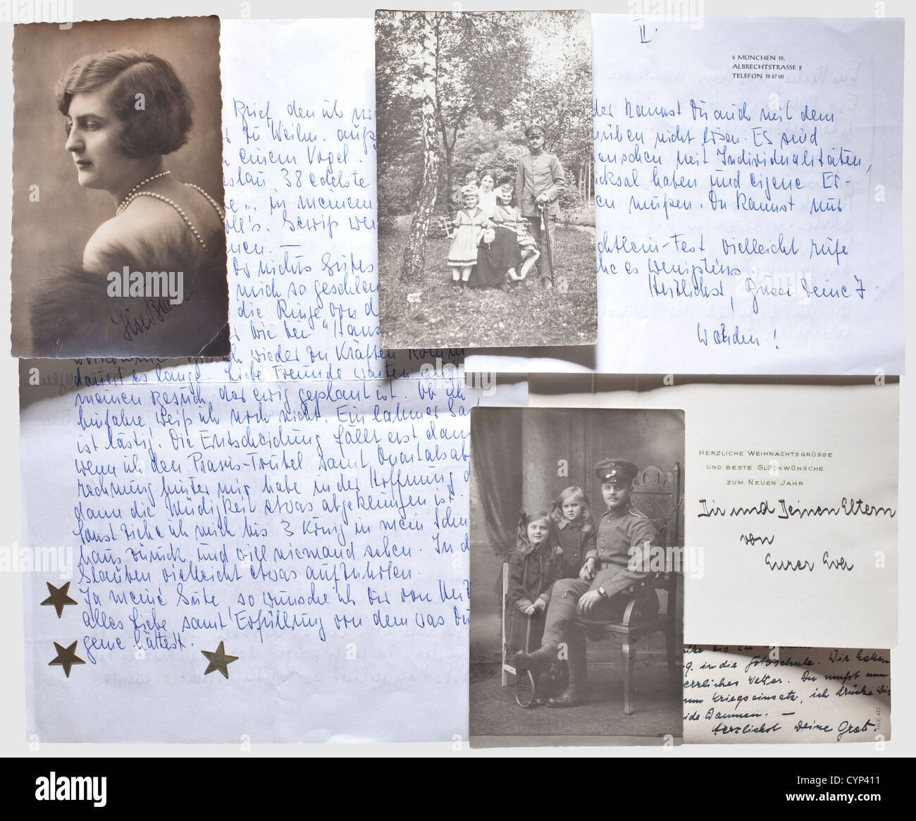 EVA Braun - una cartolina di Natale firmata, stampata, con disegno di Natale policromo, l'interno con saluti di Stagione prestampati e la nota di inchiostro manoscritta 'a voi e ai vostri genitori dal vostro Evaa'.il retro con le macchie.compreso una cartolina ritratto della sua sorella maggiore Ilse ca.1925/30 con inchiostro firma 'Ilse Braun', una cartolina di foto della famiglia Braun 1915 Con i saluti da madre Franziska ai suoi genitori.UNA cartolina fotografica della famiglia Braun 1917 con i saluti dal padre Fritz (a quel tempo vice ispettore dell'ospedale militare di riserva a Lec, diritti aggiuntivi-clearences-non disponibile Foto Stock