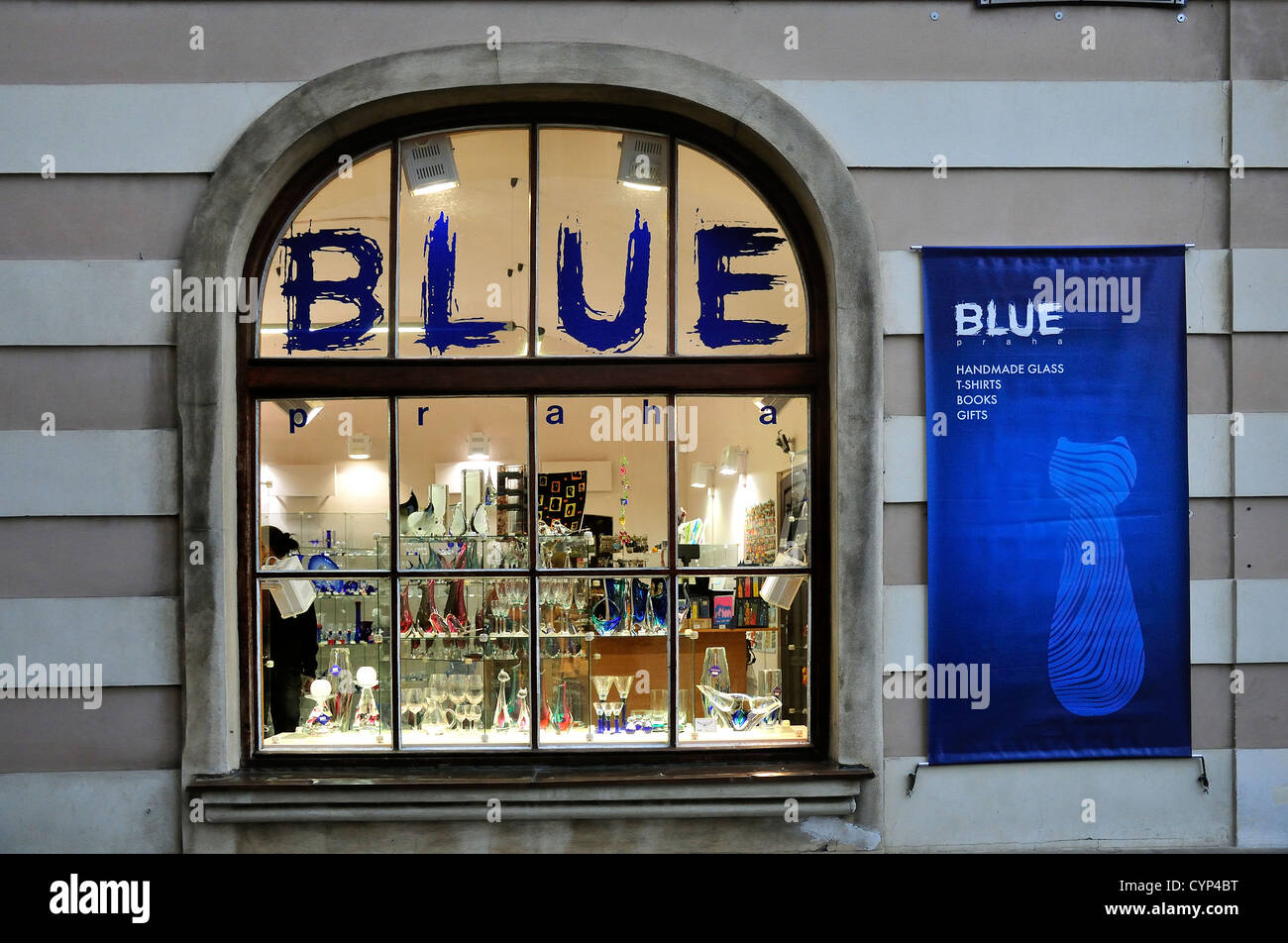 Praga, Repubblica Ceca. 'Blu' souvenir shop window Foto Stock