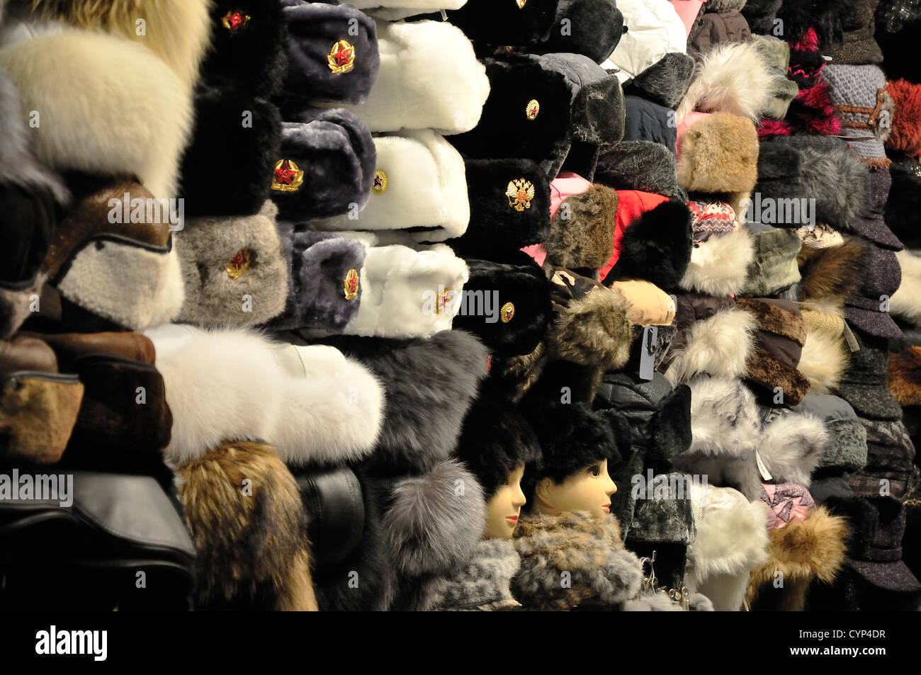 Praga, Repubblica Ceca. Russo stile militare cappelli di pelliccia nel negozio di souvenir Foto Stock