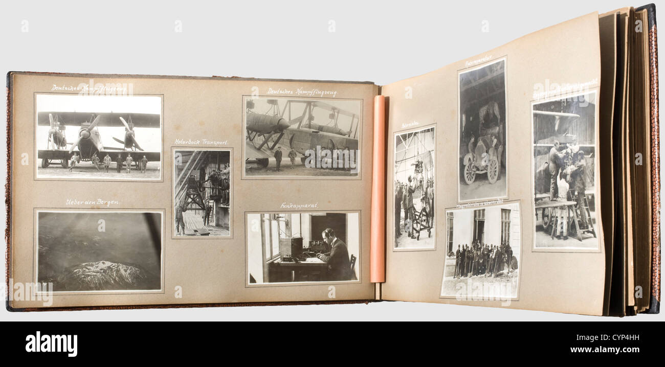 Austrian Air Police - un album di memoria fotografica, con ca.170 immagini(24 di loro liberamente racchiuse).immagini della prima guerra mondiale, raffiguranti vari austriaci e tedeschi, nonché aerei nemici, anche scene dell'hangar, chores e vari teatri di guerra.comprese foto della distruzione di aerei austriaci materiale.anche immagini del Successiva riorganizzazione della polizia aerea tra cui colpi aerei e immagini di tutti i giorni. Immagini in buone condizioni, copertura leggermente urtata e loose.Interesting, materiale di alta qualità delle immagini del, Additional-Rights-Clearences-non disponibile Foto Stock