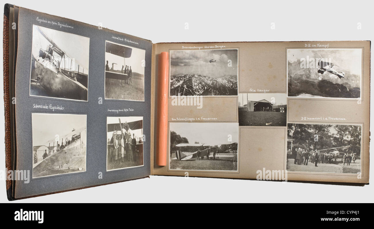 Austrian Air Police - un album di memoria fotografica, con ca.170 immagini(24 di loro liberamente racchiuse).immagini della prima guerra mondiale, raffiguranti vari austriaci e tedeschi, nonché aerei nemici, anche scene dell'hangar, chores e vari teatri di guerra.comprese foto della distruzione di aerei austriaci materiale.anche immagini del Successiva riorganizzazione della polizia aerea tra cui colpi aerei e immagini di tutti i giorni. Immagini in buone condizioni, copertura leggermente urtata e loose.Interesting, materiale di alta qualità delle immagini del, Additional-Rights-Clearences-non disponibile Foto Stock