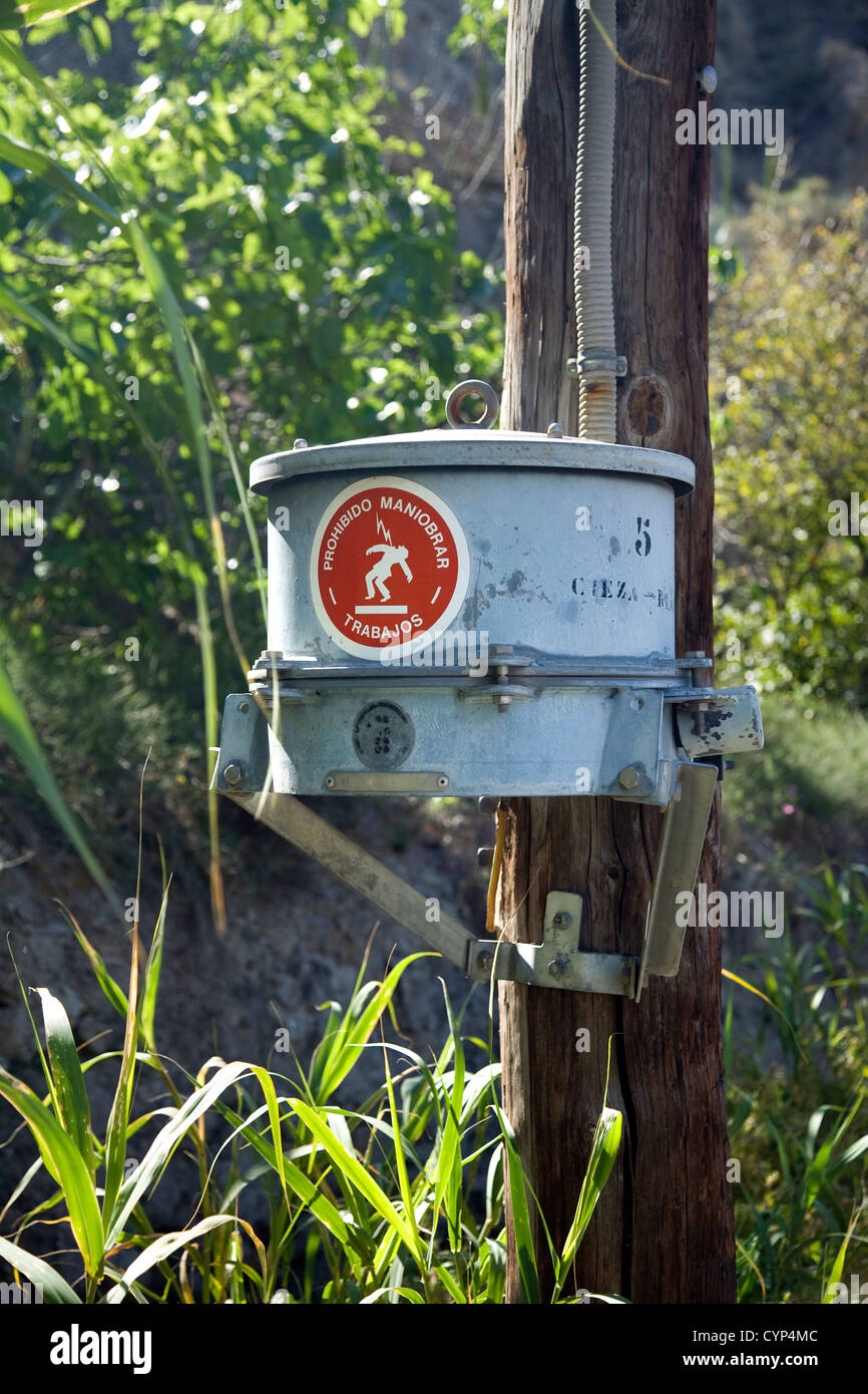 Cassetta elettrica su un palo ligneo a murcia spagna Foto Stock