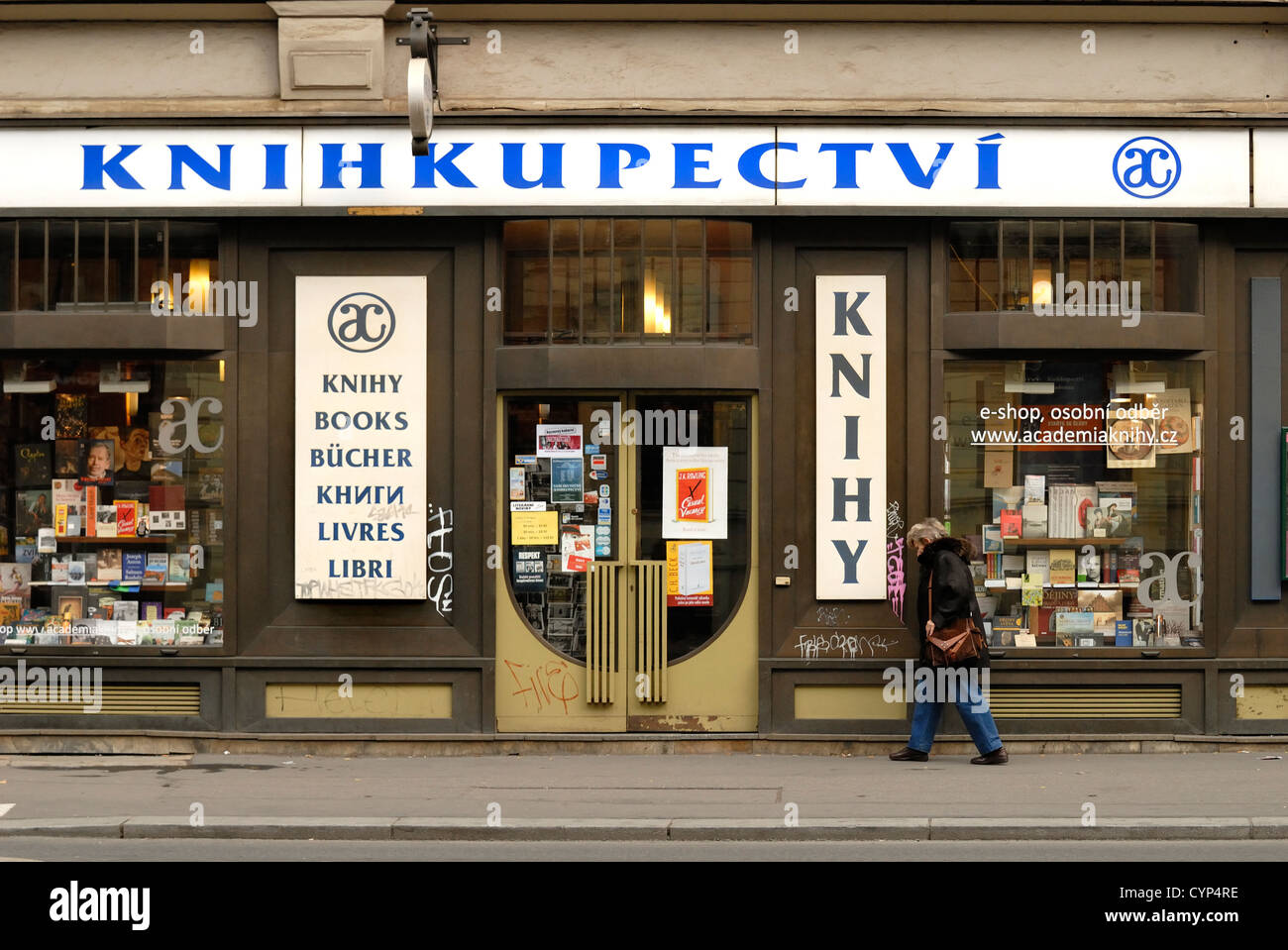 Praga, Repubblica Ceca. Bookshop (Knihkupectvi) su Narodni trida (street) Foto Stock