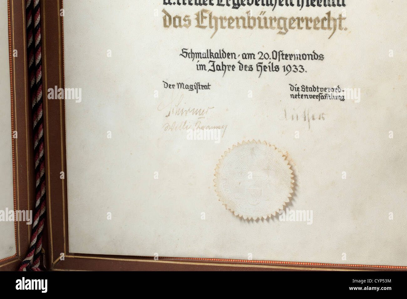 Adolf Hitler - un premio di cittadinanza onoraria dal comune di Schmalkalden,1933,UNO splendido certificato di pergamena calligrafica,con l'iscrizione,parzialmente a colori e parzialmente in oro,(trasl.)'al leader della libertà tedesca,il Conquistatore del marxismo,il Forger della Comunità tedesca,il Cancelliere del Reich Adolf Hitler,la Città di Schmalkalden riconoscimenti e riconoscenti Fedele devozione il 20° della Luna di Pasqua (aprile) nell'anno della salvezza 1933.' Con il signatu storico, storico, anni '30, 20 ° secolo, NS, Nazionale SoC, diritti aggiuntivi-clearences-non disponibile Foto Stock