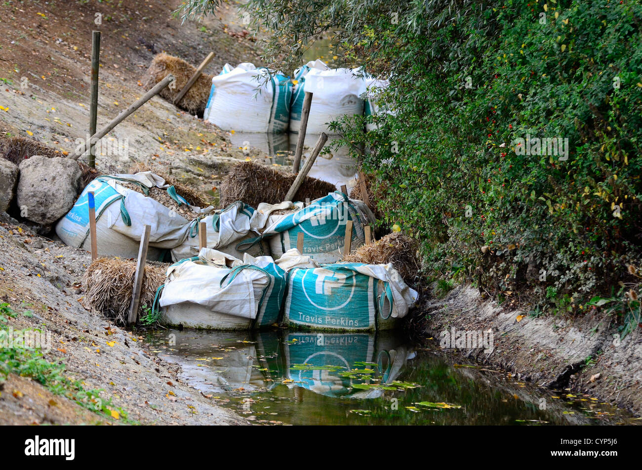 Flood barricade attraverso un ruscello Foto Stock