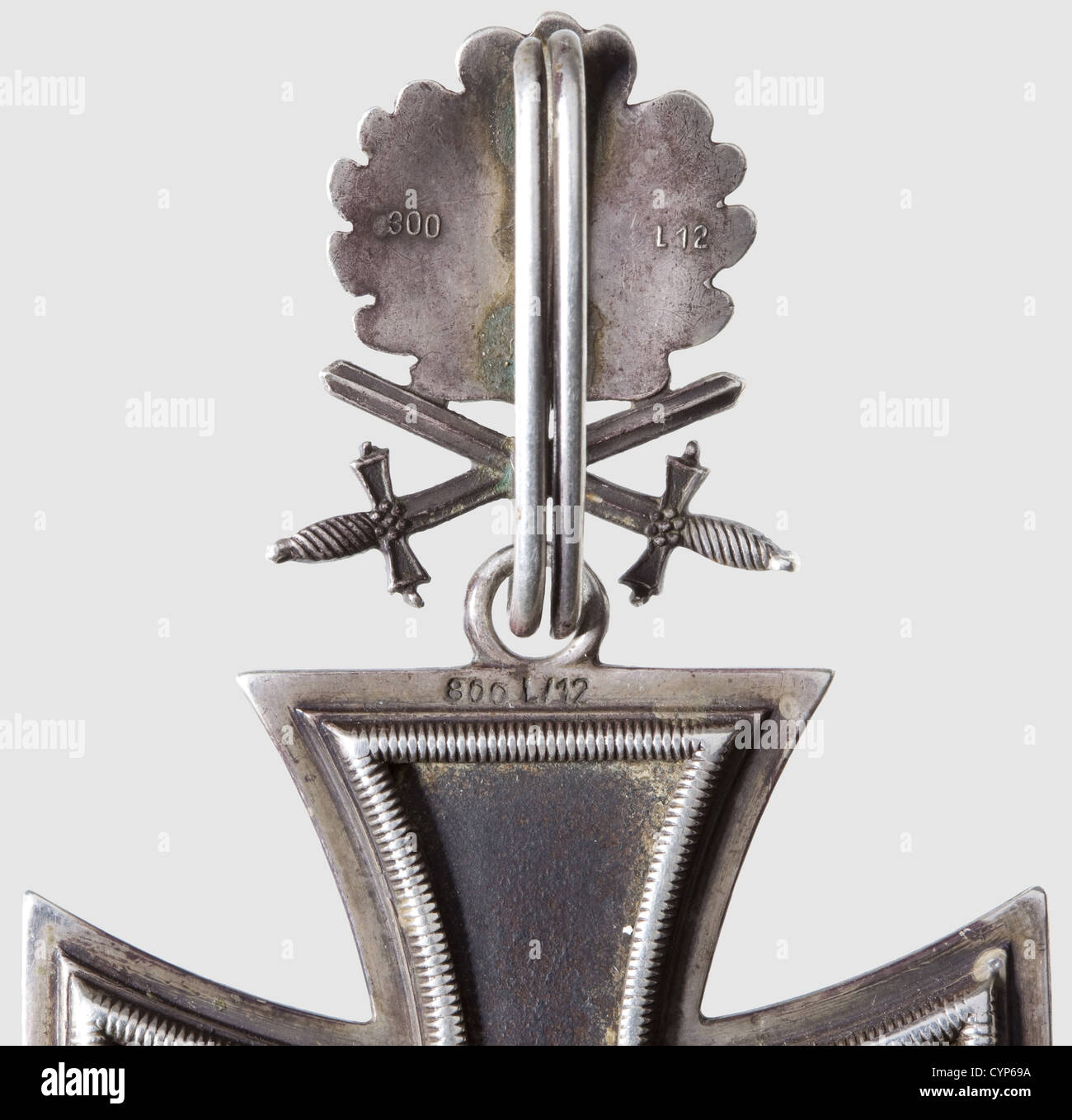 Croce di ferro del 1939 - Croce di Cavaliere con foglie di quercia e spade, Croce  di Cavaliere, nucleo di ferro annerito (film di ruggine) con swastika  bordo-alto, la cornice d'argento punzonato '