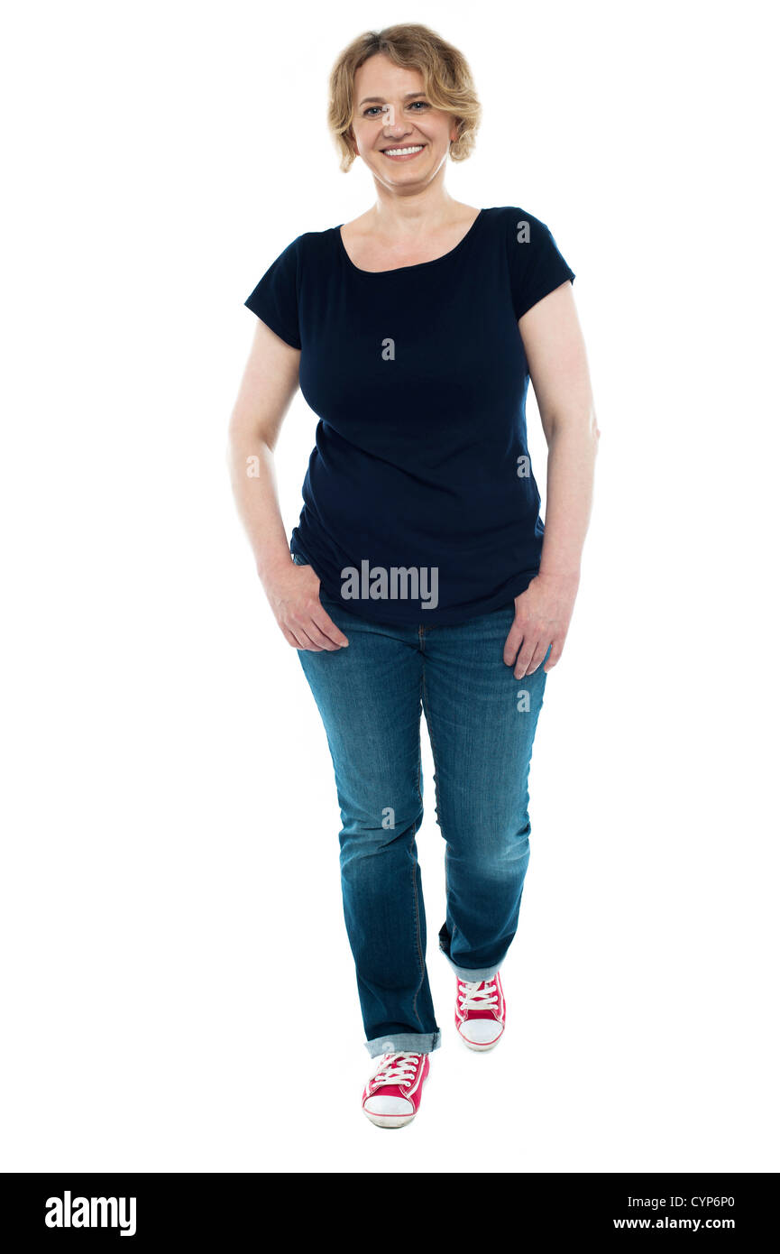 Attraente di età compresa la donna in una posa a piedi a piena lunghezza ritratto Foto Stock