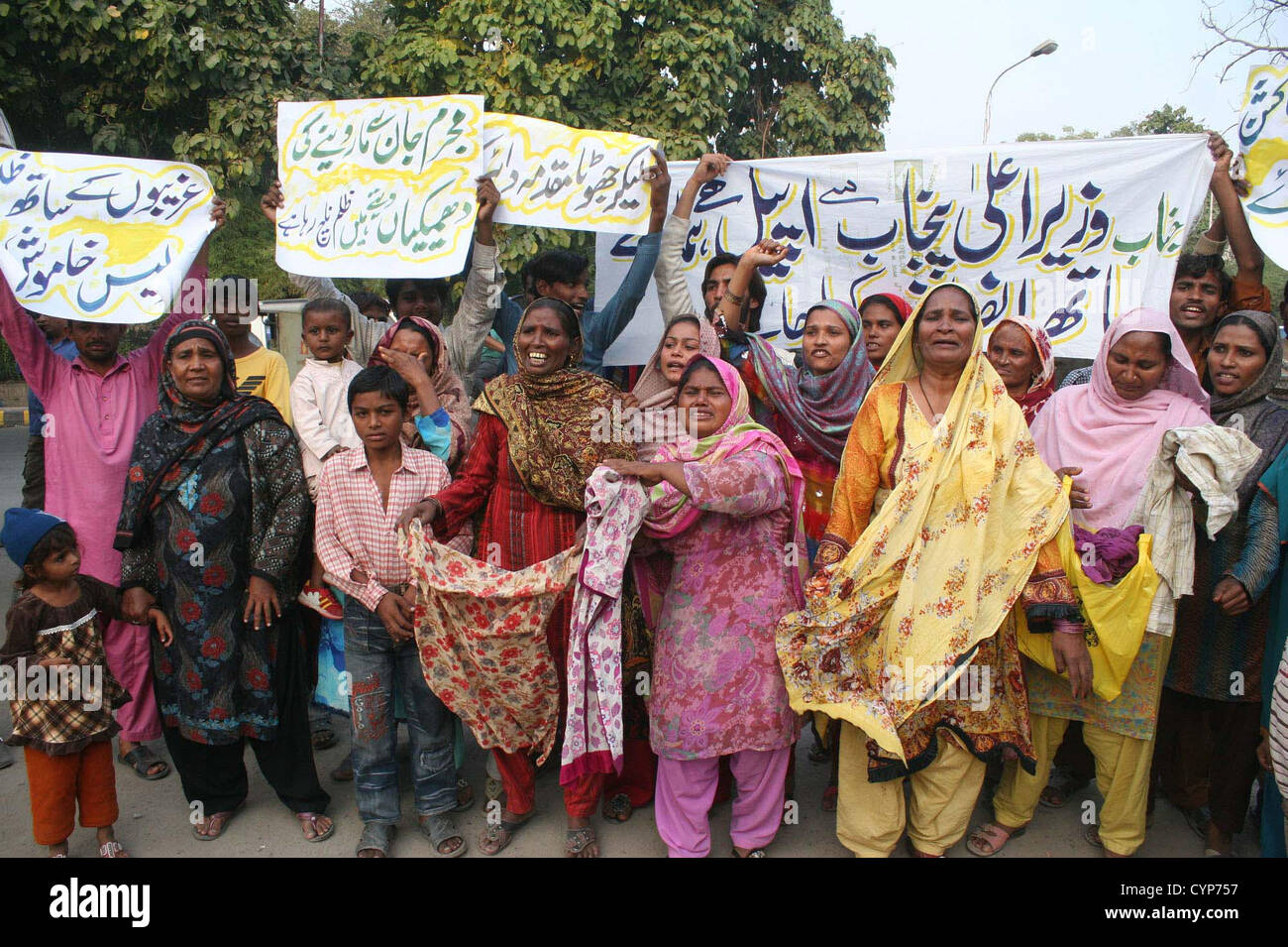 I residenti di Kot Radha Kishan distretto di Kasur chant slogan contro i loro agenti di polizia locali che hanno lanciato un fake FIR contro di loro, durante una manifestazione di protesta a Lahore press club giovedì 08 novembre, 2012. Foto Stock
