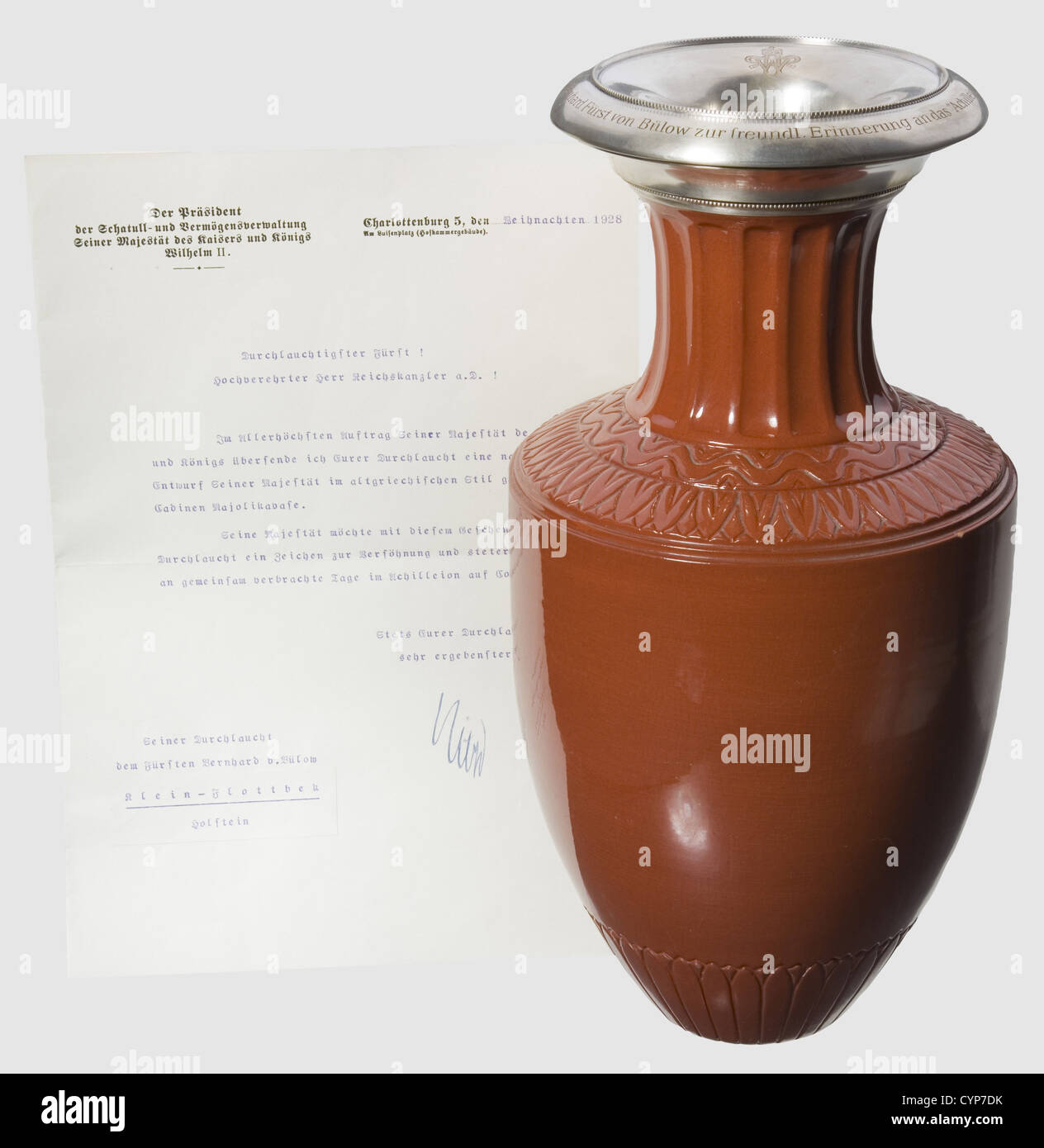 Kaiser Wilhelm II - Fürst Bernhard von Bülow(1849 - 1929), una anfora di dedicazione della Majolica Imperiale Cadinen 1928.Auburn, gres smaltato, sul segno inferiore della fabbrica Cadinen.l'imbuto argentato con doppio cifrario inciso 'WH'(Wilhelm e Hermine)sotto la corona imperiale, nonché iscrizione continua 'S.eezur von Fürst Durchur Bülow Freundl.Erinnerung an das 'Achilleion' auf Corfu'(per sua altezza Serenissima Ruler Bernhard von Bülow in memoria del 'Achilleion' su Corfù) e l'addendum 'Weihnacht, diritti aggiuntivi-clearences-non disponibile Foto Stock