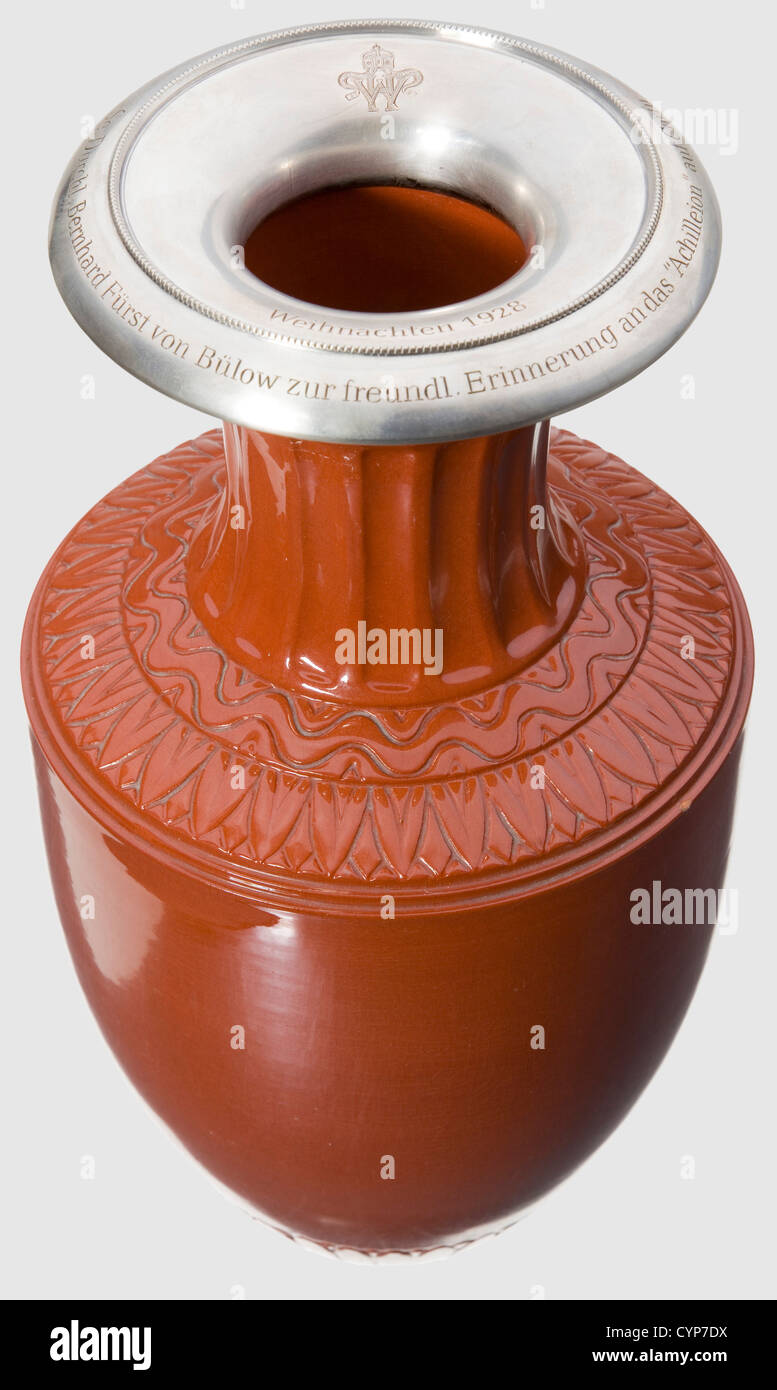 Kaiser Wilhelm II - Fürst Bernhard von Bülow(1849 - 1929), una anfora di dedicazione della Majolica Imperiale Cadinen 1928.Auburn, gres smaltato, sul segno inferiore della fabbrica Cadinen.l'imbuto argentato con doppio cifrario inciso 'WH'(Wilhelm e Hermine)sotto la corona imperiale, nonché iscrizione continua 'S.eezur von Fürst Durchur Bülow Freundl.Erinnerung an das 'Achilleion' auf Corfu'(per sua altezza Serenissima Ruler Bernhard von Bülow in memoria del 'Achilleion' su Corfù) e l'addendum 'Weihnacht, diritti aggiuntivi-clearences-non disponibile Foto Stock