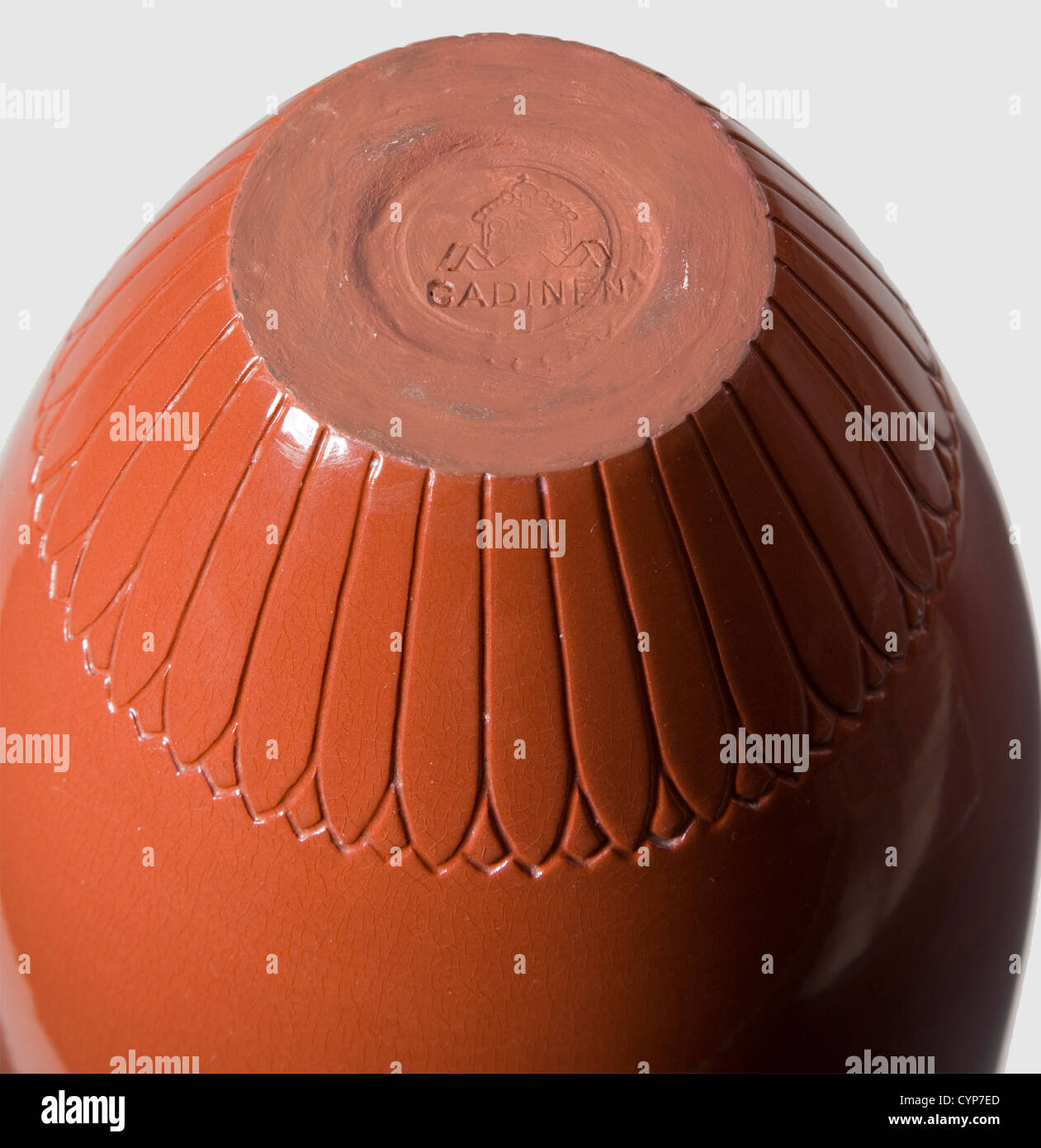 Kaiser Wilhelm II - Fürst Bernhard von Bülow(1849 - 1929), una anfora di dedicazione della Majolica Imperiale Cadinen 1928.Auburn, gres smaltato, sul segno inferiore della fabbrica Cadinen.l'imbuto argentato con doppio cifrario inciso 'WH'(Wilhelm e Hermine)sotto la corona imperiale, nonché iscrizione continua 'S.eezur von Fürst Durchur Bülow Freundl.Erinnerung an das 'Achilleion' auf Corfu'(per sua altezza Serenissima Ruler Bernhard von Bülow in memoria del 'Achilleion' su Corfù) e l'addendum 'Weihnacht, diritti aggiuntivi-clearences-non disponibile Foto Stock