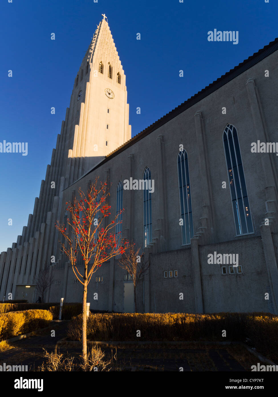 L'Hallgrímskirkja, chiesa di Hallgrímur, Reykjavik, Islanda. Il sesto più alto struttura architettonica del paese. Foto Stock