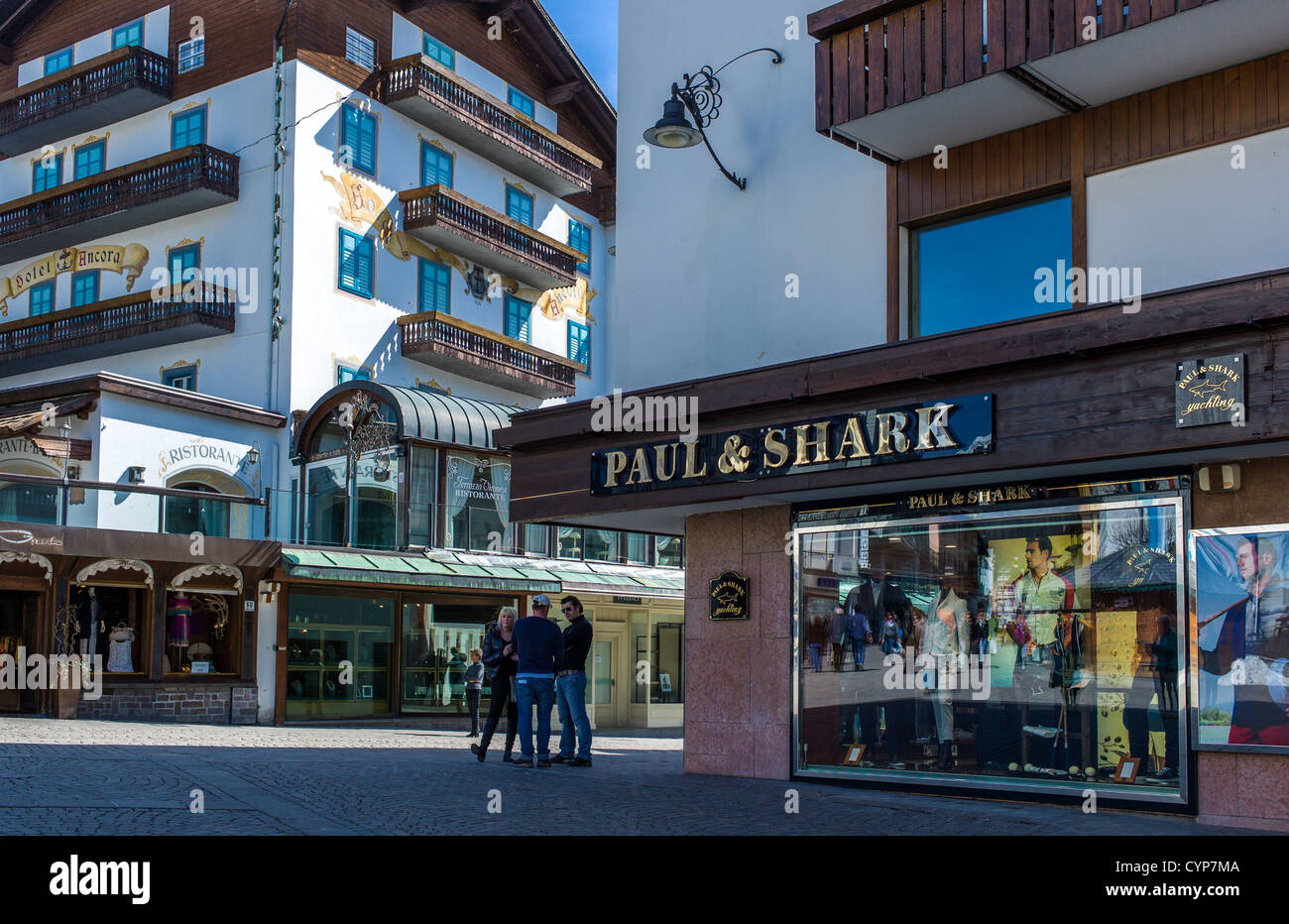 L'Italia, Dolomiti, Veneto, Cortina D'Ampezzo, riflessioni di negozi di lusso shopwindow Foto Stock