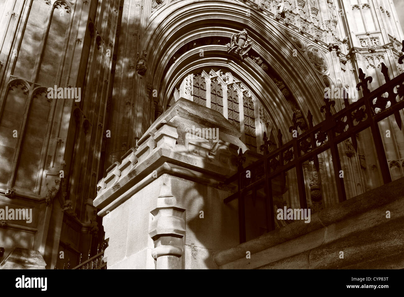 Una vista di una parte delle case del Parlamento parzialmente oscurata da una parete protettiva e cancelli Foto Stock