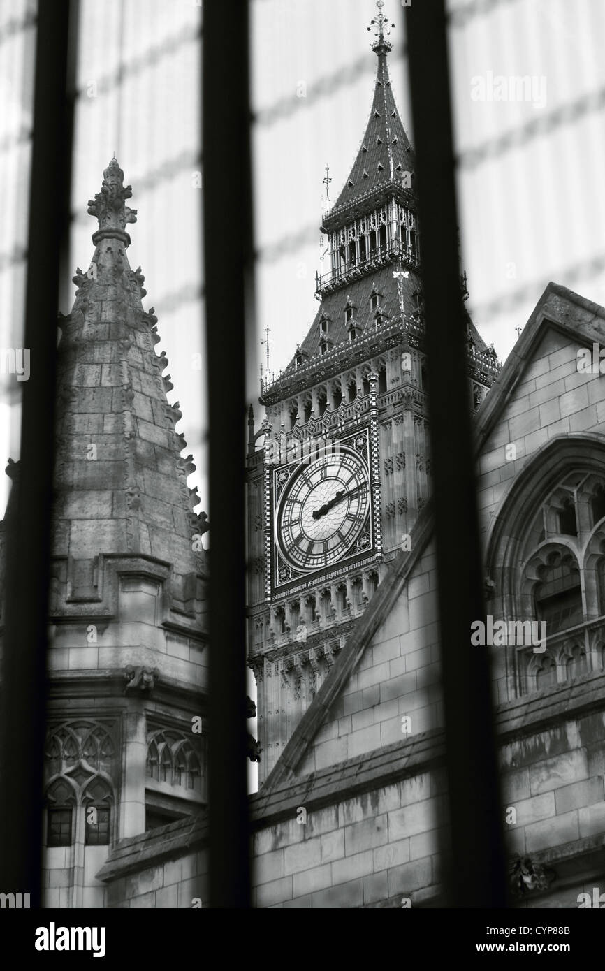 Guardando attraverso la protezione ringhiere in ferro in corrispondenza di una parte della Casa del Parlamento, compreso il Big Ben Foto Stock