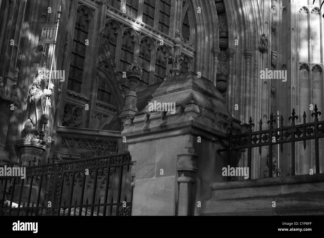 Una vista di una parte delle case del Parlamento parzialmente oscurata da una parete protettiva e cancelli Foto Stock