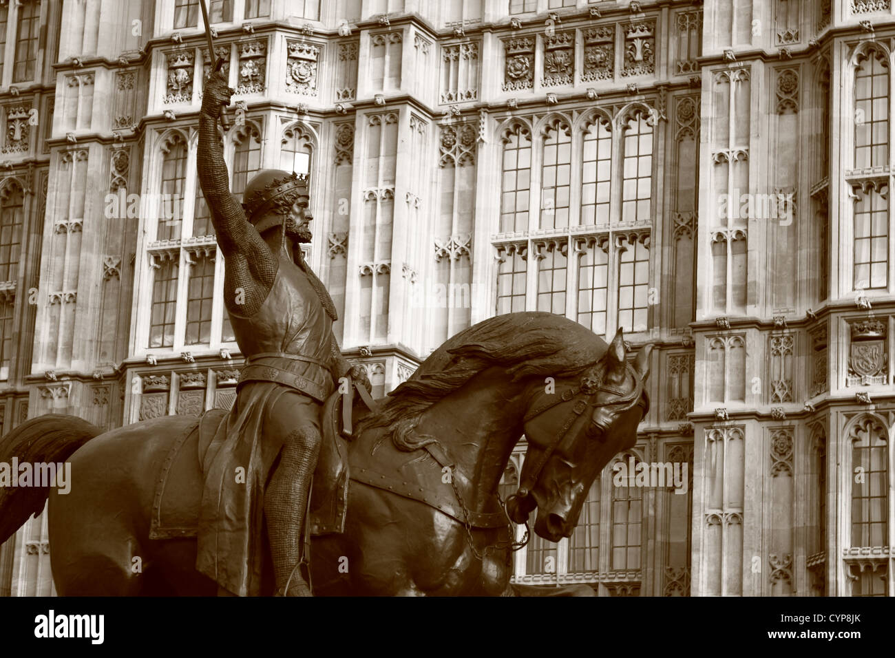 La statua di Riccardo Cuor di Leone con le case del Parlamento in background Foto Stock