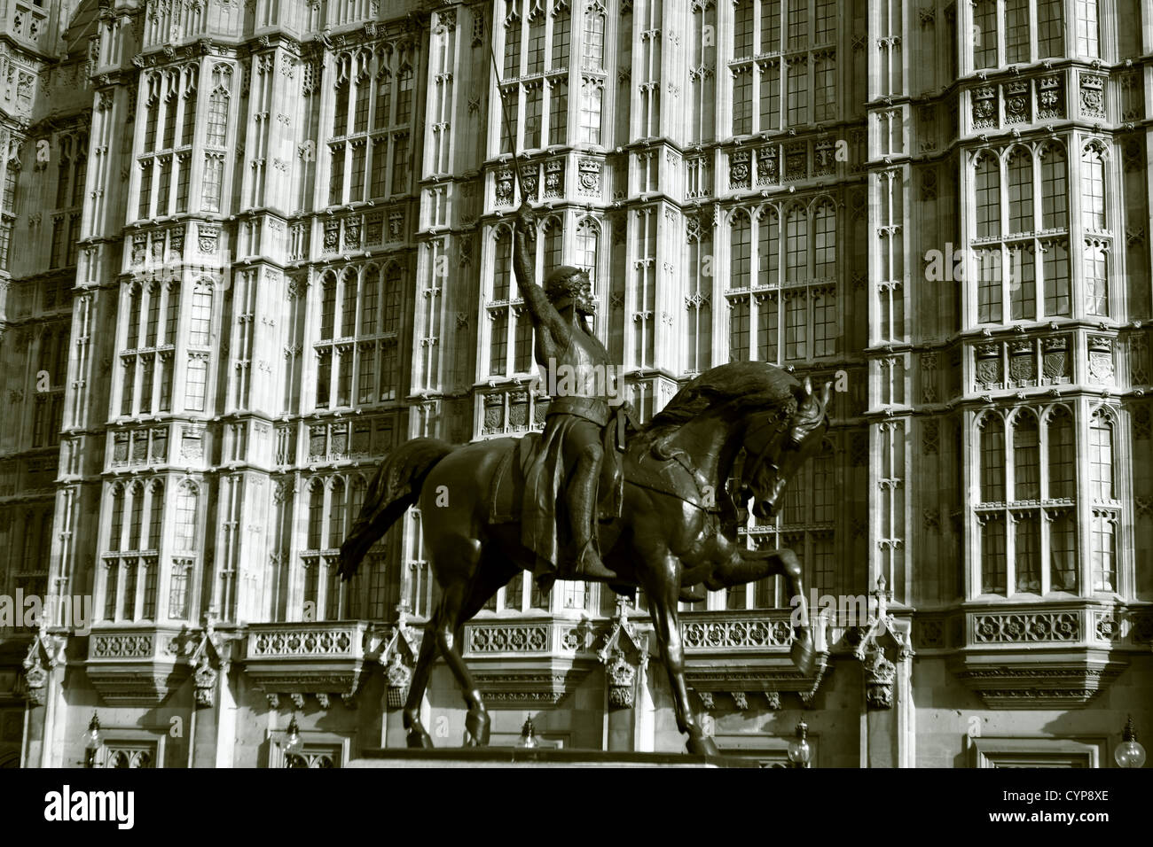 La statua di Riccardo Cuor di Leone con le case del Parlamento in background Foto Stock